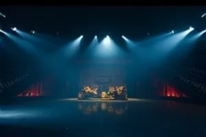 午夜档案馆横版画面 老楼窗格与暖色台灯